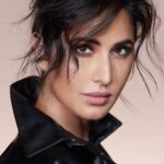 Katrina Kaif Instagram - • @kaybykatrina “The fastest route to looking camera ready for me is to enhance my makeup with a dab of loose powder. The Kay beauty loose powder is my go-to product to achieve that high definition finish. I think of a setting as a wonder tool that locks your makeup in place. So if you’re on the lookout for that one product that will help you stay ultra-set for hours - this is the one” 💓 Exclusively available at Nykaa.com 🙌🏻 #KayBeauty #KayByKatrina #KayLoosePowder #NewLaunch #SetItRight