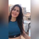 Katrina Kaif Instagram - #WorkoutFromHome #Part2 Since we are all practicing #SocialDistancing @yasminkarachiwala and I worked out at our homes and put the workouts together for you to do at yours. Stay home stay safe 😊 ⁣ ⁣⁣ ♦️ #Warmup⁣⁣ 1.Squat with feet hip width apart - 2 sets x 25 reps⁣⁣ 2.Squat with feet wide parallel- 2 sets x 25 reps ⁣⁣ 3.Squat with feet wide turnout- 2 sets x 25 reps ⁣⁣ 4.Squat with feet together- 2 sets x 25 reps⁣ ⁣⁣ ♦️ #Workout:⁣⁣ ⁣⁣ 1.Forward and Backward Lunge - 2 sets x 15 reps ⁣⁣ 2.In Hover, Hip Dips - 3 sets x 20 reps 3.Curtsy Lunge to Side Kick - 3 sets x 15 reps ⁣⁣ 4.Suicide Push- 3 sets x 15 reps ⁣⁣ 5.Landis or Single Leg Squat - 3 sets x 15 reps ⁣⁣ 6.Squat Jacks - 3 sets x 25 reps ⁣⁣ ⁣⁣ @reebokindia #CommittedToFitness ⁣⁣ 🎥 by @isakaif 🌟