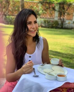 Katrina Kaif Instagram - My mom has always told me that healthy eating should be a way of life and not a diet ... so I completely agree with @akshaykumar on this one .....Here’s a sneak peak of what’s in my dabba , so this is my mid morning snack ( or as lord of the rings put it second breakfast 😊I try to eat simply and not too complex and have been taught by @dr.jewelgamadia to not be afraid of eating rice ... so what better then idli chutney Traditionally Idli is made from naturally fermenting the rice and Urad dal batter. I also end up adding some yoghurt to ferment it further. (this makes the idlis fluffier) I prefer having a spread of accompaniments. I usually do three chutneys moringa spinach chutney, tomato & beetroot chutney & plain coconut chutney . The other accompaniments can be Sambhar or rasam depending on my mood 😋 I nominate @yasminkarachiwala and @varundvn to know more how they eat healthy @tweakindia #whatsinyourdabba