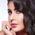 Katrina Kaif Instagram – 💋How to get my 3D lip look 
Step 1: Use the Matte Action Lip Pencil in a darker shade to create the perfect shape 
Step 2: Fill it up with a lighter shade from the MATTEinee Lip Crayon Collection to enhance your lips
Step 3: Dab some MaeStrobe Lip Topper in the centre of your lip to add dimension
This will give it that instant fuller looking pout! 
Decode my look..
Matte Action Lip Pencil – Hypnotic
MATTEinee Lip Crayon – Fraternity
MaeStrobe Lip Topper – Starlet

@kaybykatrina @mynykaa 
#MakeupThatKares #KayXNykaa #KayBeauty #ItsKayToBeYou