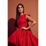Katrina Kaif Instagram - Red carpet ready 💃 #VogueWomenOfTheYear 💄- Scripted and Billboard from the MATTEinee Lip Crayon @kaybykatrina 👁 - Iconic Smokey Eye Look with High Drama Smokey Kajal @kaybykatrina