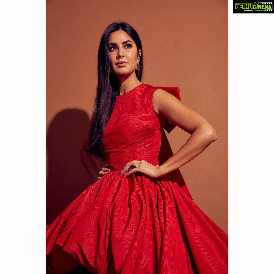 Katrina Kaif Instagram - Red carpet ready 💃 #VogueWomenOfTheYear 💄- Scripted and Billboard from the MATTEinee Lip Crayon @kaybykatrina 👁 - Iconic Smokey Eye Look with High Drama Smokey Kajal @kaybykatrina