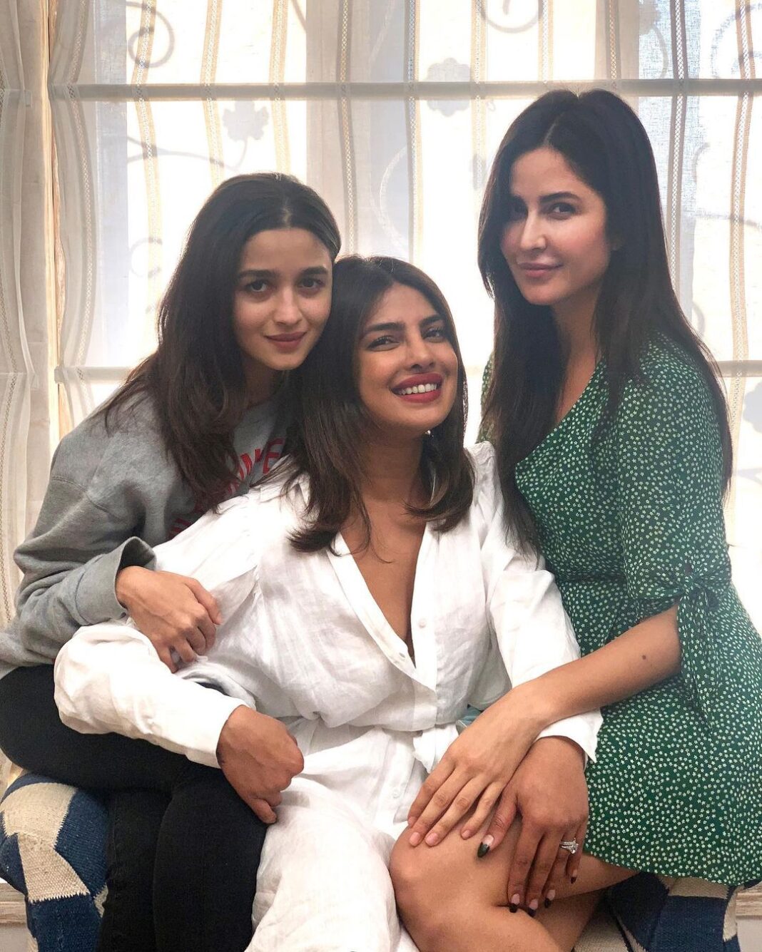 Katrina Kaif Instagram - This makes my heart smile ❤️ I just love these girls and being around each other is just too much fun always - combine that with a great script , awesome director , and a road trip and a 🎥 and the sky’s the limit 🤩