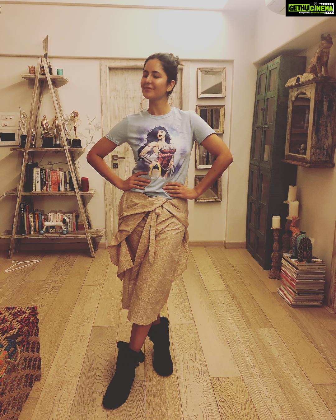 Katrina Kaif Instagram - Fashion forecast 2019 💃💃who else has packing anxiety ?? It just goes all wrong 🙄
