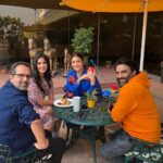 Katrina Kaif Instagram – Conversations and some samosas.

@anushkasharma @aanandlrai @actormaddy