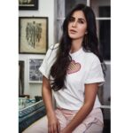Katrina Kaif Instagram - About last night 👩‍🏫a tee shirt , a chair , and a lesson in posing from @shnoy09 under the watchful guidance of @amitthakur_hair 👗 @miramikati