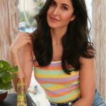 Katrina Kaif Instagram – At home 🏡 #selfcare routine 💁🏻‍♀️ My weekly ritual with @emami7oils . #haircare #naturalhair #hairgoals  #nonstickyoil #emami7oils #StrongInsideSetOutside