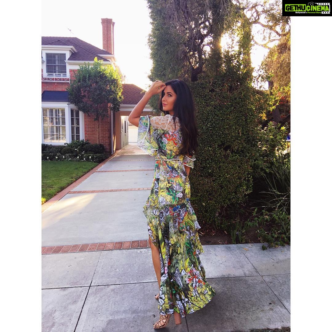 Katrina Kaif Instagram - Happy sunny days 🌟🌞@tanghavri @peterpilotto