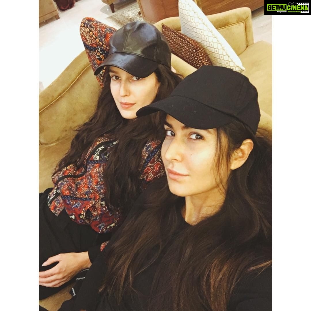 Katrina Kaif Instagram - Travel diaries ... 🎉🎈#sisters #twinning @isakaif