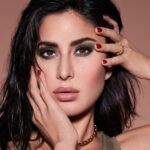 Katrina Kaif Instagram - Feeling FIERCE 🤜🏻 KayBeauty just launched 4 new eyeshadow palettes 🎨 Here I’m wearing 💥 Wild & Free 💥 This palette has all the shades you could wish for to create a bold/experimental look - with high intense pigment giving rise to some show stopping looks 🔎💝 @kaybykatrina