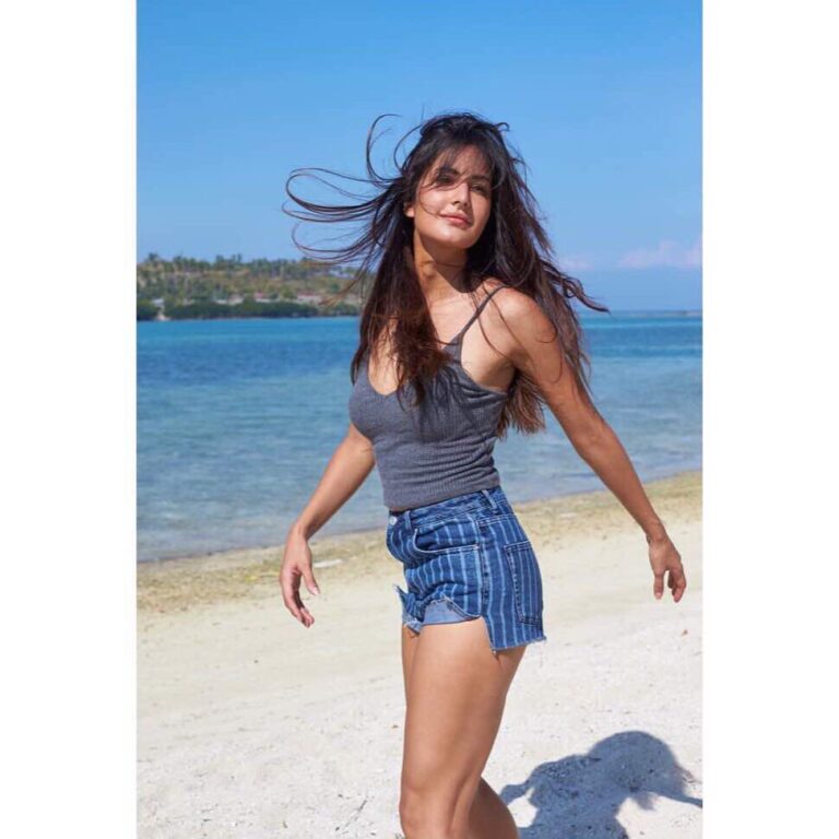 Katrina Kaif Instagram - Here's to a happy breezy Monday . May the force be with you .