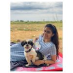 Keerthy Suresh Instagram - The perfect weather, the perfect companion & and a picnic by the beach! 🧺 What else do I need? ❤️ #InternationalPicnicDay #NykeDiaries #KAndNyke