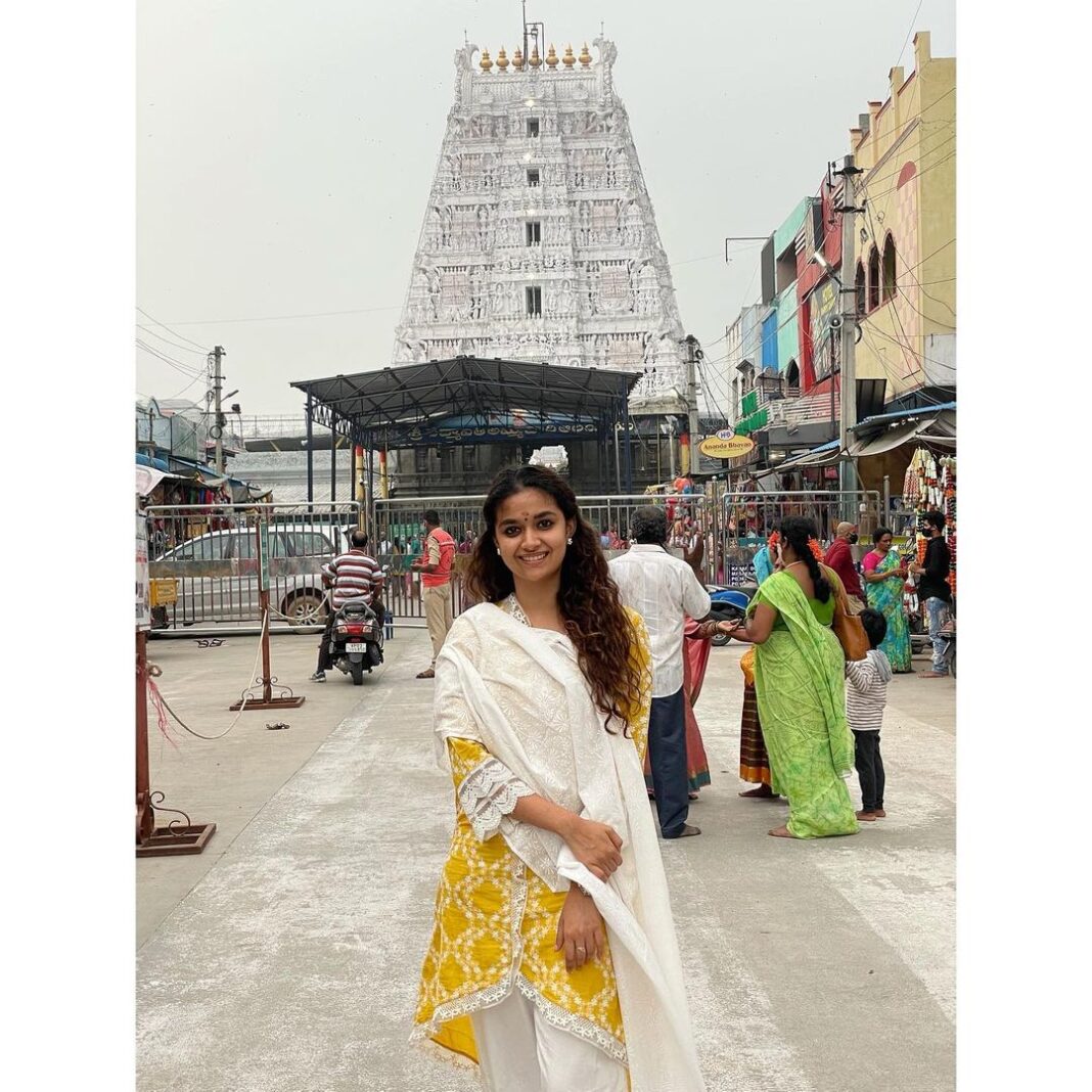 Keerthy Suresh Instagram - 😊🙏 #TempleVisit #AlamelumangapuramTemple #PrePongalVisit Alamelumangapuram Temple