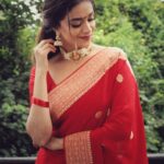 Keerthy Suresh Instagram - ❤️ 💁‍♀️- @shravyavarma 🥻- @bhargavikunam 💇🏻‍♀️ - @tejisinghofficial 💍 - @houseofqc 💄- @makeupbyurmikaur 📸 - @kiransaphotography #SareeLove #SareeAddict #styledbyshravyavarma