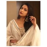 Keerthy Suresh Instagram – Love for everything handloom from @samantchauhan for @thedeccanstory 
jewellery from @amrapalijewels 
Styled by @shravyavarma 
#styledbyshravyavarma .
.

H&M – @moovendhar_makeup @hairbyrajabali 
Asst – @vijayalaxhmi5 #venkatesh #siva 
#pandemkodi2