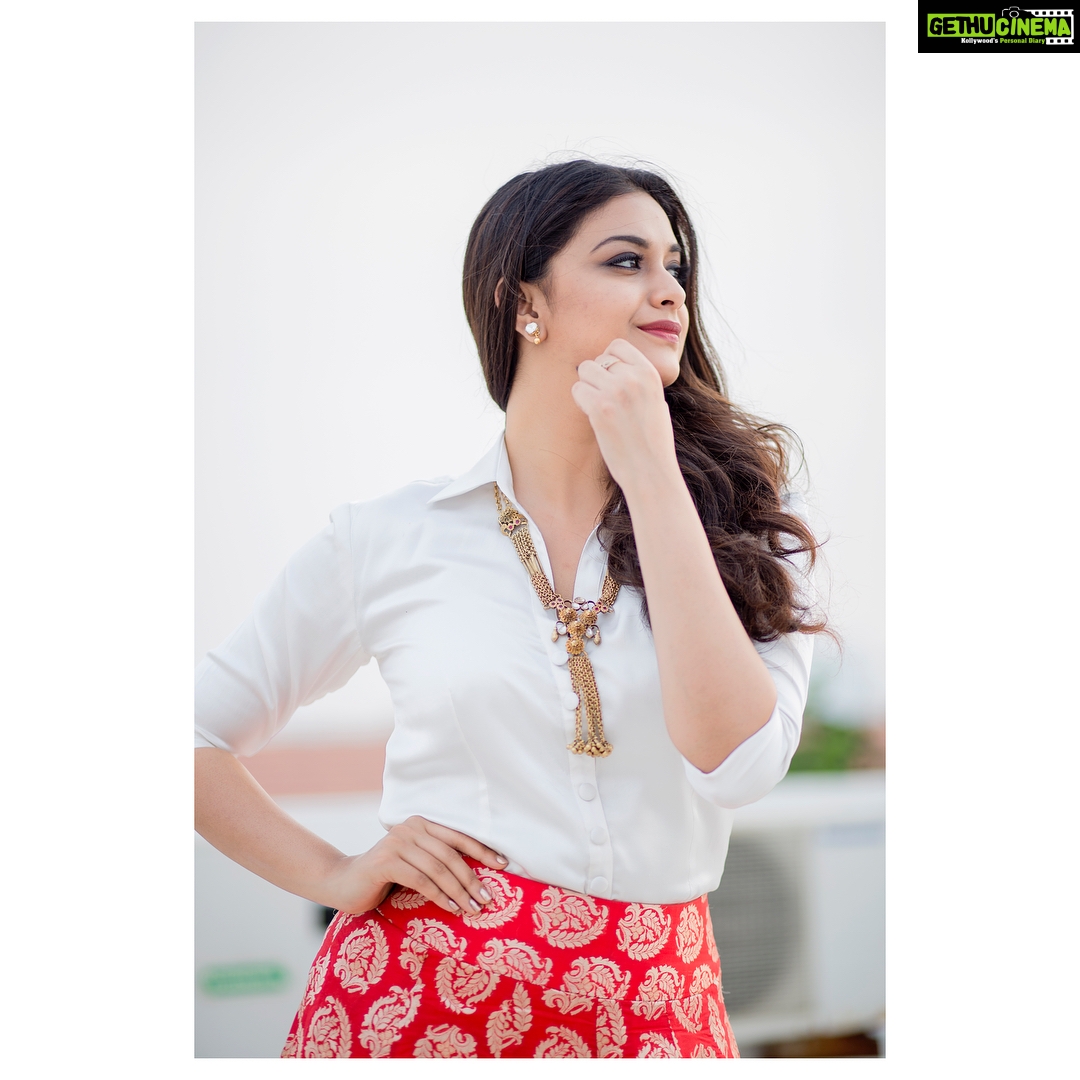 Keerthy Suresh Instagram - It was fun pairing this silk shirt and a vintage Banarasi red skirt from @talkingthreadsofficial & @amrapalijewels to complete the look! ❤️ Styled by @indpat #StyledbyIndrakshi M&H @moovendhar_makeup @hairbyrajabali Photos @kiransaphotography Styling Assistant @rishi_chowdary Assistants @vijayalaxhmi5 #Shiva #Venkat #contemporary #ethnic #sandakozhi2
