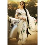 Keerthy Suresh Instagram – That picture we ran to click just before the sunsets! 🌅 Now this is added to my album of favourites!!😍😍#vintage #florals #thosesunglasses #1960s #vintageindia 
@nadigaiyarthilagam @mahanatithemovie @indpat @nag_ashwin @dancinemaniac @vyjayanthimovies