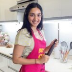 Kiara Advani Instagram - Aapki first roti banane ki story bhi ek good newwz hoti hai, aur Fortune Chakki Fresh Atta de raha hai aapko apni iss good newwz se exciting prizes jeetne ka mauka! Just share a 20 sec video of you making your first roti with #GoodNewwzFromKitchen tagging @fortune.foods and @zeecinema and stand a chance to get featured on Zee Cinema and win prizes. Contest T&C apply. Also, don't forget to tune-in for the World Television Premiere of Good Newwz on Sat, 15th August at 8 PM, only on #ZeeCinema #GoodNewwzFromKitchen #FortuneChakkiFreshAtta Mo