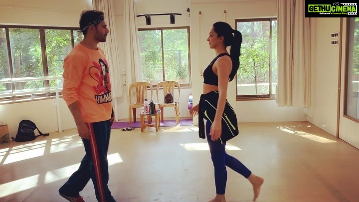 Kiara Advani Instagram - @varundvn bas thode takkar.... baaki sab first class 😅 #FlashBackFriday #RehearsalBloopers
