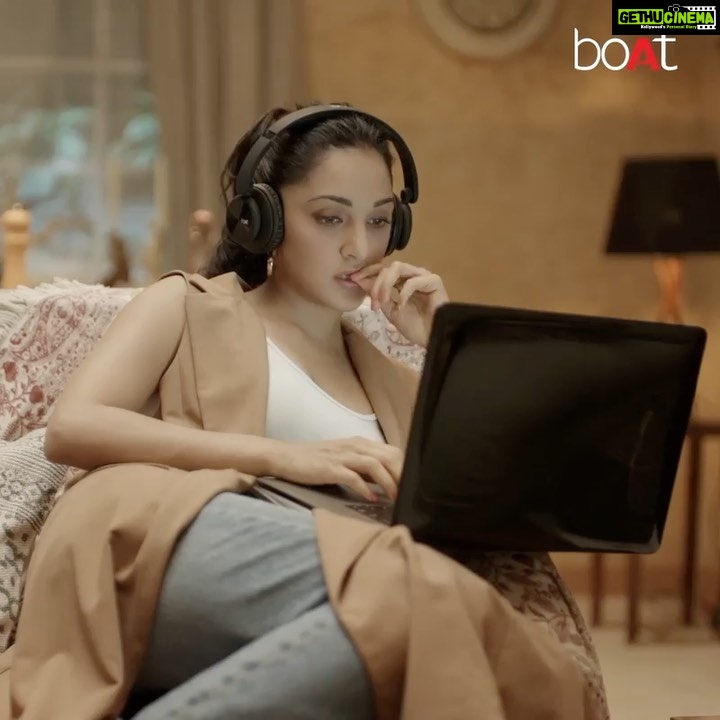 Kiara Advani Instagram - Binge watching my way through #Lockdown blues with @boat.nirvana by my side! Any interesting shows or movies that you’ve been binging on pls share in the comments below 🤓😁❤️ #stayhomestaysafe #boAtheadStayINsane #kiaraStaySane 🤪