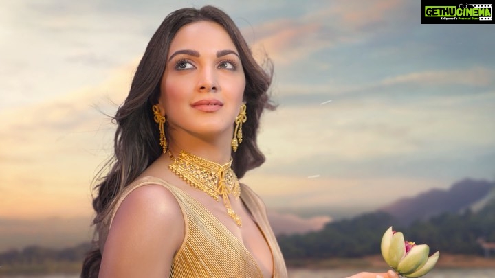Kiara Advani Instagram - Now is the time to bring home prosperity! Celebrate this dhanteras with @sencogoldanddiamonds. Excited to be associated with one of India’s largest jewellery brands. #sencogoldanddiamonds #goldearrings #celebratewithsenco #dhanteras2021 #diamondjewelry #goldjewellery #diamondearrings #goldnecklace #ad