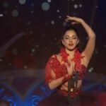 Kiara Advani Instagram - Letting y'all in on a well-guarded secret. 🤫 From singing for myself to onstage at #StarScreenAwards! Tune in to @starplus tonight at 8 PM to catch the full act. @cineyug