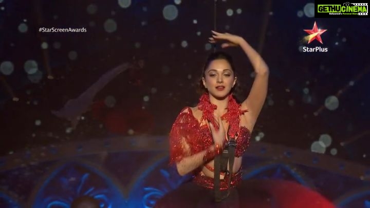 Kiara Advani Instagram - Letting y'all in on a well-guarded secret. 🤫 From singing for myself to onstage at #StarScreenAwards! Tune in to @starplus tonight at 8 PM to catch the full act. @cineyug