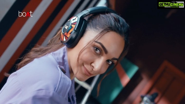 Kiara Advani Instagram - Ruling the streets with @boAt.nirvana Do what #FloatsYourboAt