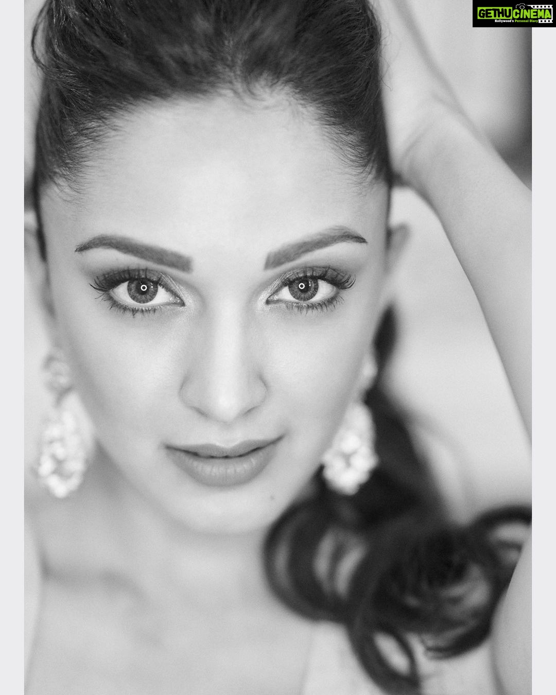 Kiara Advani Instagram - Just black and white😉 no fancy quote🙃. @avigowariker 📸