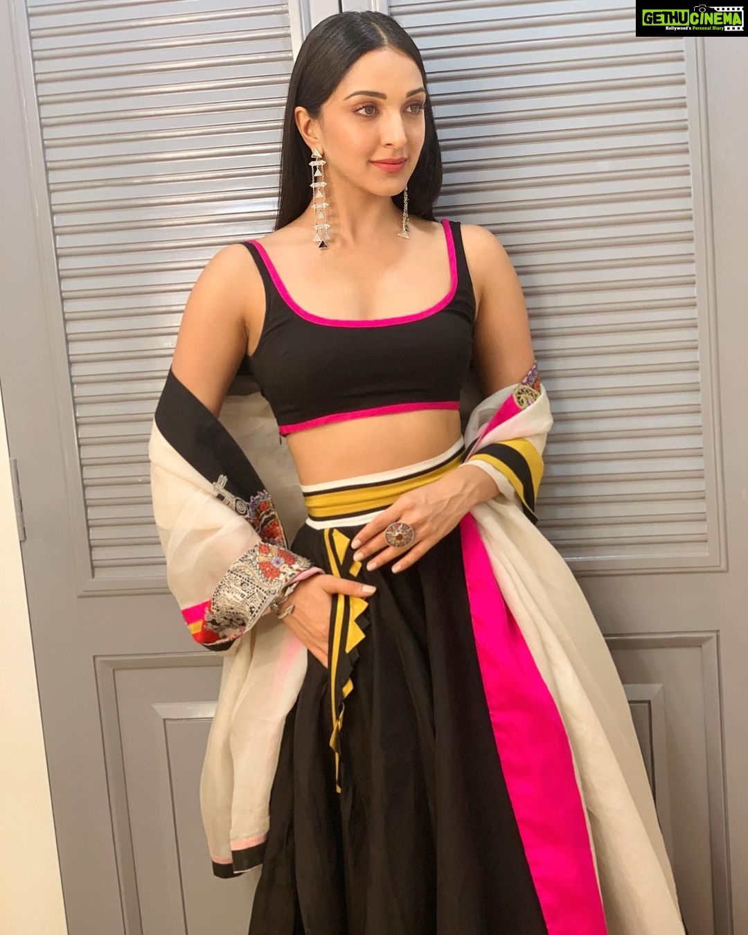 Kiara Advani Instagram - #KabirSingh Promotions 🌸 Wearing @anamikakhanna.in @amrapalijewels 💕 Styled by @priyankarkapadia @anushkaskhanna @makeupbylekha @hairbyseema