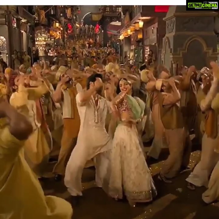 Kiara Advani Instagram - Baaki Sab #FirstClass hain❤️ Thankyou for making me a part of this special song❤️ @karanjohar @apoorva1972 @abhivarman @varundvn @remodsouza @ipritamofficial @dharmamovies @foxstarhindi @nadiadwalagrandson @binodkpradhan @shaziasamji @iamkrutimahesh @rahuldid @piyush_bhagat @manishmalhotra05 @makeupbylekha @hairbyseema