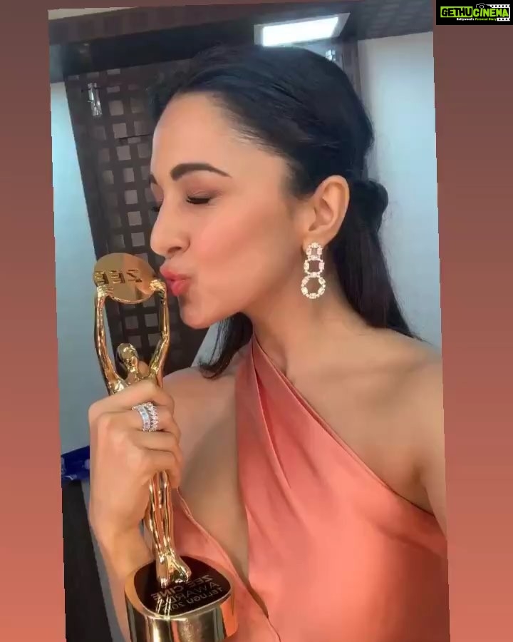 Kiara Advani Instagram - Thankyou #ZeeCineAwardsTelugu for ‘Best Find of the year!’ A Big Big Thankyou to all the South fans who voted for me! I’m dedicating this one to you🙌🏼💫 No amount of words will be enough to tell you how grateful I am for all the love you’ll have showered me with, for your support and instant acceptance. You’ll make me want to work harder and be the best version of myself. 🙏🏼#BharatAneNenu will always be my most memorable film as it brought me closer to you. Thankyou @urstrulymahesh Sir @namratashirodkar for bringing me into this industry #koratalaSivaGaru for believing in me to play Vasumathi, my producer @dvvmovies and @ashviniyardi for always having my back. This is honestly the most motivating start to 2019 and I promise to entertain you to the best of my capabilities! Love and Respect always❤️🙏🏼 Hyderabad