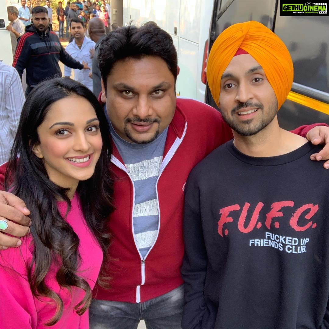 Kiara Advani Instagram - With my super fun costar @diljitdosanjh and the captain of the ship our amazing director @raj_a_mehta 🙌🏼 Thankyou guys for all your good wishes Day 1 was amaze! 🙏🏼