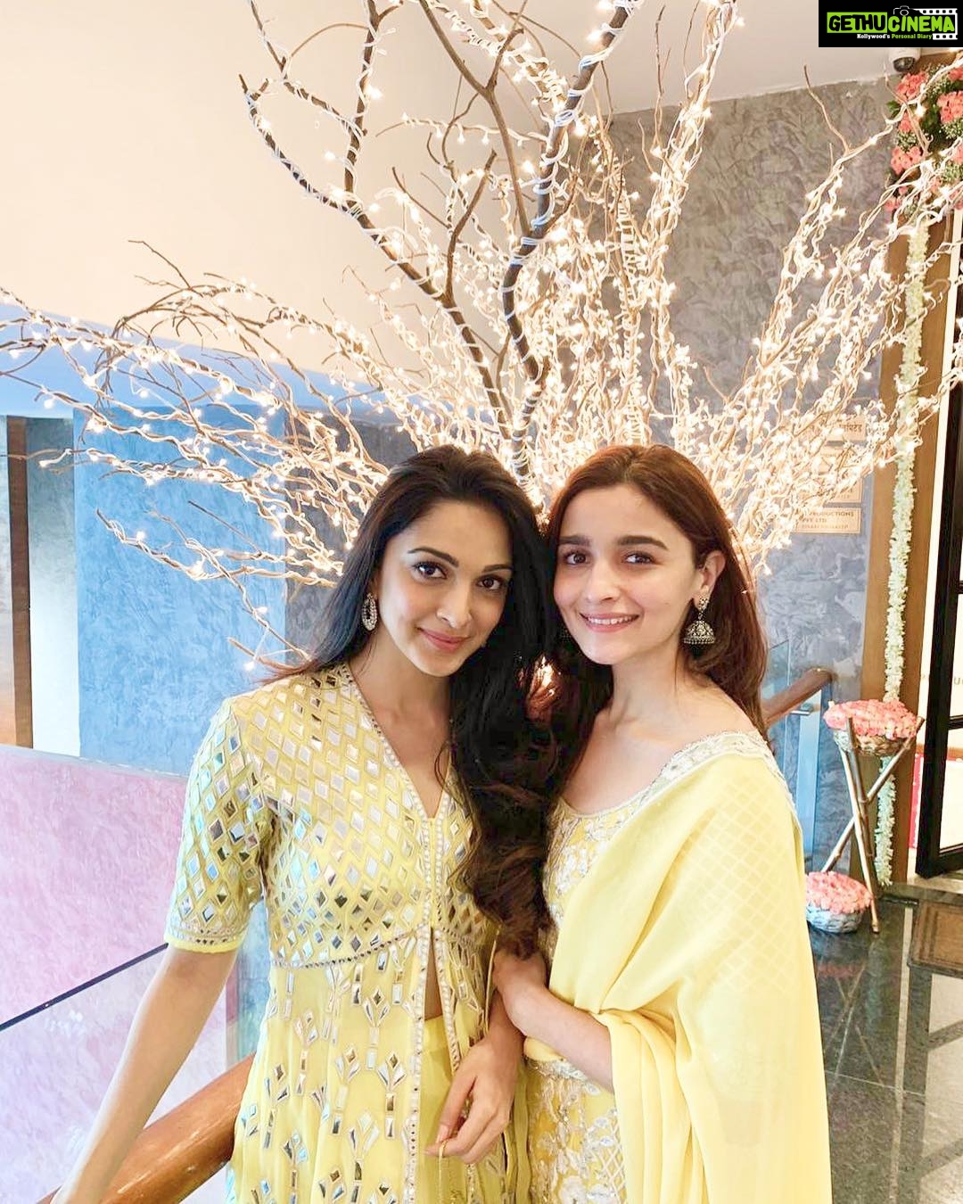 Kiara Advani Instagram - Twinning with the namesake @aliaabhatt 💥👯♀️