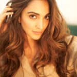 Kiara Advani Instagram - #postpackupshot @avigowariker @ekalakhani @makeupbylekha @bbhiral