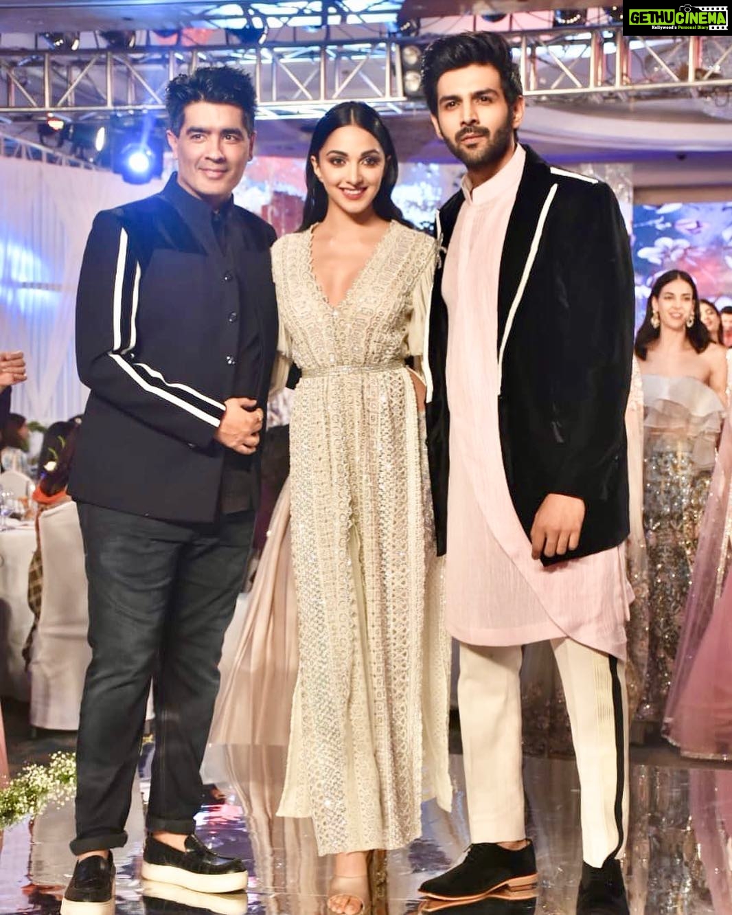 Kiara Advani Instagram - Walked for the ultimate and my absolute favourite @manishmalhotra05 💥Thankyou MM loveee being your muse! ❤️