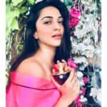 Kiara Advani Instagram - Finally tried the new @versace Dylan Blue Pour Femme fragrance. The bottle is so luxurious and the fragrance is absolutely divine!! Now available at the @parcosbeauty store. #ParcosFragrance #DylanBluePourFemme #VersaceDylanBlue