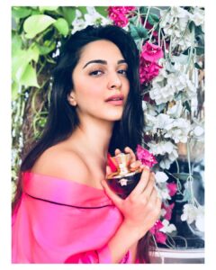 Kiara Advani Instagram - Finally tried the new @versace Dylan Blue Pour Femme fragrance. The bottle is so luxurious and the fragrance is absolutely divine!! Now available at the @parcosbeauty store. #ParcosFragrance #DylanBluePourFemme #VersaceDylanBlue