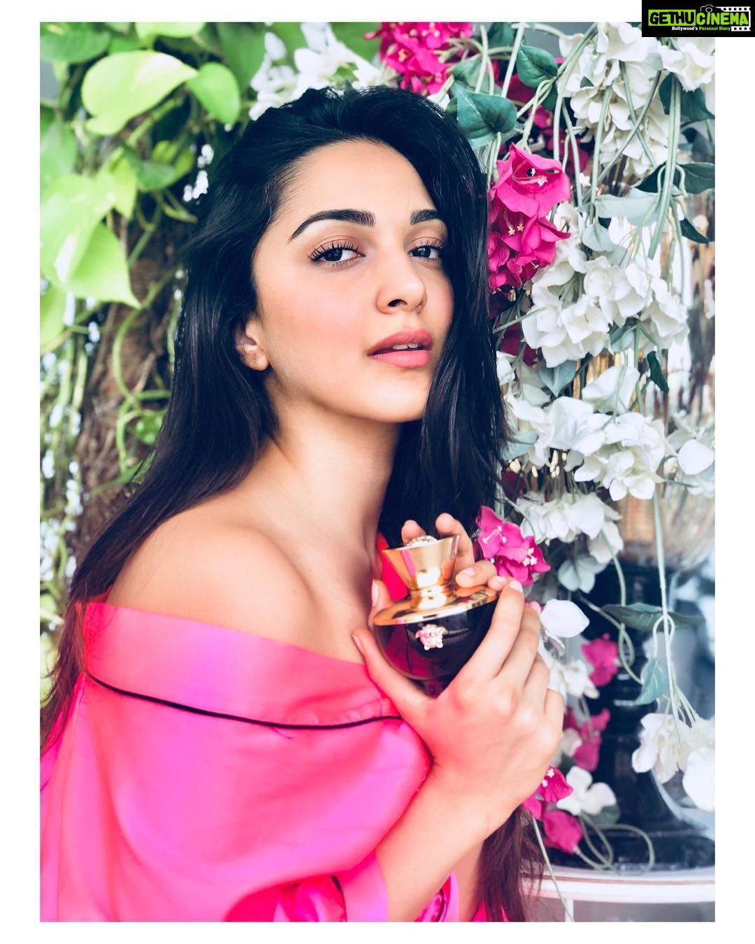Kiara Advani Instagram - Finally tried the new @versace Dylan Blue Pour Femme fragrance. The bottle is so luxurious and the fragrance is absolutely divine!! Now available at the @parcosbeauty store. #ParcosFragrance #DylanBluePourFemme #VersaceDylanBlue