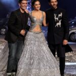 Kiara Advani Instagram – Had the pleasure of walking for my most favourite human being and designer @manishmalhotra05 💕 at @lakmefashionwk @fdciofficial @nexaexperience 
 with my wonderful costar @kartikaaryan 👫🌟