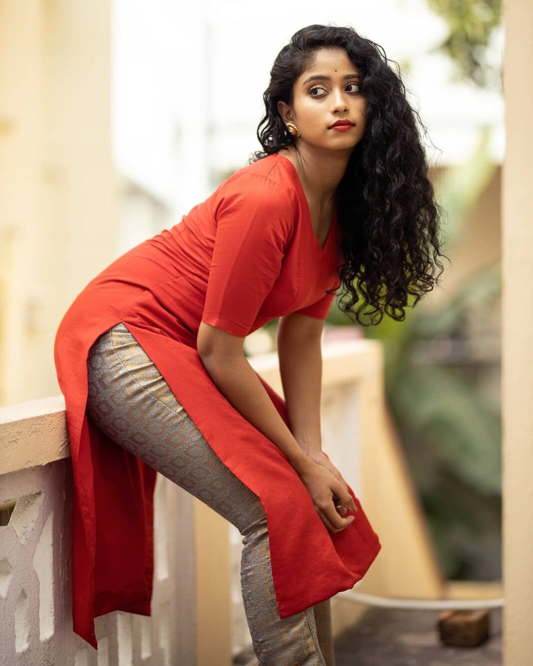 Krisha Kurup Instagram - #red 📸: @bharanikumar_ Styling : @stay__slay MUA : @makeupby_kiruthiga Outfit: @sameenasofficial Jewellery: @aaranyarentaljewellery