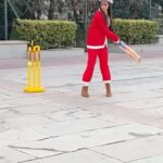 Kriti Kharbanda Instagram – Sanju aur adu ki pyaari si nok jhok! 

Santa ne khela cricket, aur Sanju ne pyaar se leli batting 😂😂 

#14phere ♥️ 
#bts #cricket #happiness 
@vikrantmassey @deva_stating @zee5 @zeestudiosofficial