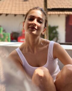 Kriti Kharbanda Instagram - Soaking in the sun, hoping for a miracle, a time machine maybe?! 
.
.
.
#sundayfunday #takemeback