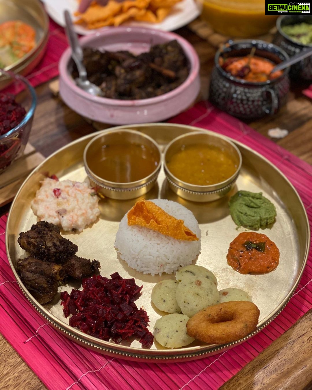 Kriti Kharbanda Instagram - It’s been a few months since I’ve gone home and seen my parents. Feeling home sick is very normal in times like these. So I decided to give myself a treat to feel better, and this South Indian thali did the trick :) the South Indian punjabi in me is very pleased, happy, content and grateful :) . . . #quarantine #quarantinelife #homeiswheretheheartis #thistooshallpass