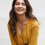 Kriti Kharbanda Instagram – Some days she’s a warrior. 
Some days she’s a broken mess. 
Most days, she’s a bit of both.
But everyday she’s there. 
.
.
Standing. Fighting. Trying. Smiling. 
.
.
.
🌻🌻🌻 
.
.
.
#whatmondayblues #nevergiveup #beingthebestme