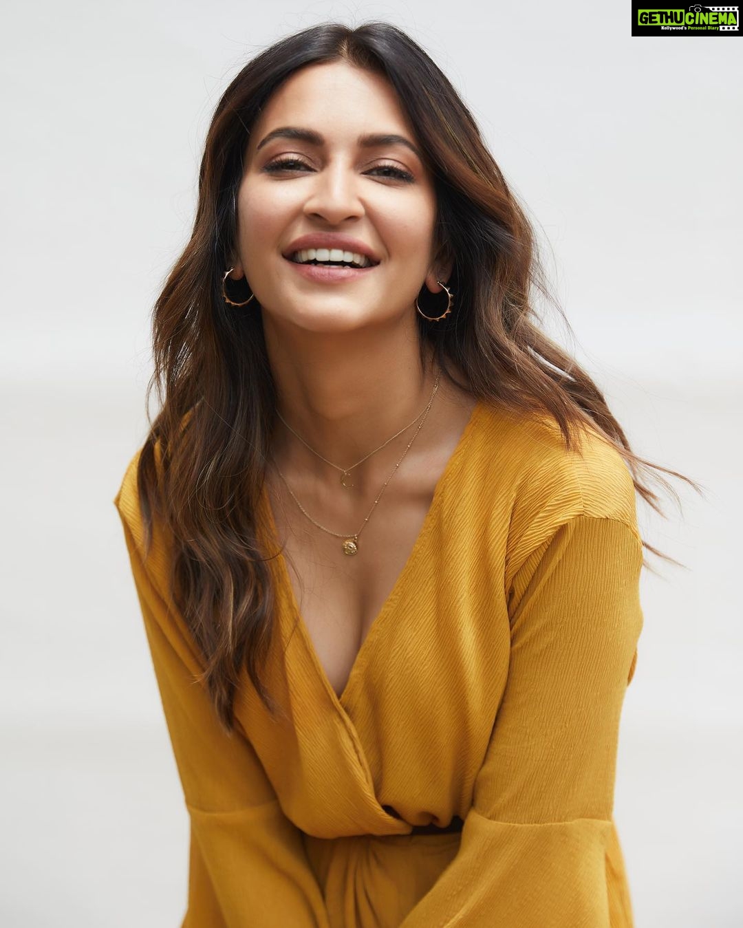 Kriti Kharbanda Instagram - Some days she’s a warrior. Some days she’s a broken mess. Most days, she’s a bit of both. But everyday she’s there. . . Standing. Fighting. Trying. Smiling. . . . 🌻🌻🌻 . . . #whatmondayblues #nevergiveup #beingthebestme