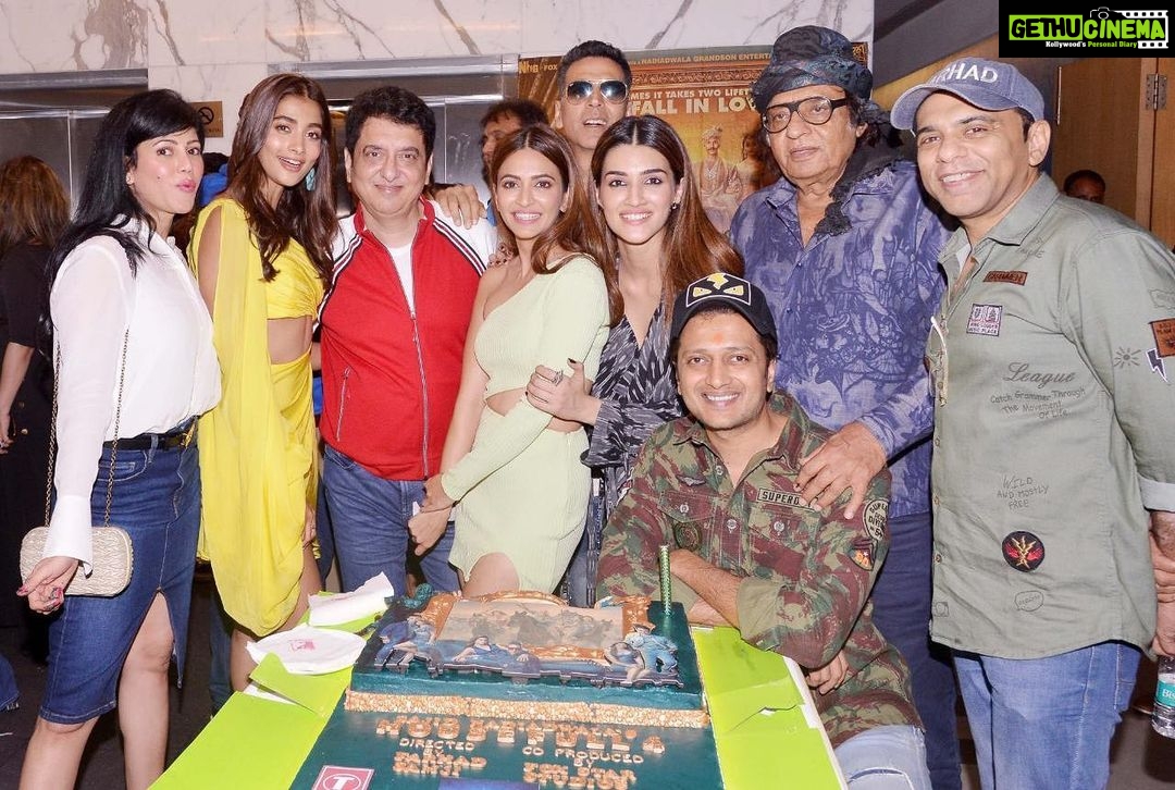 Kriti Kharbanda Instagram - Happy happy birthday @farhadsamji ❤️ wish u nothing but the best! May your life be filled with good health, happiness and a Housefull of hits! Have an amazing quarantine birthday! ❤️