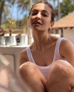 Kriti Kharbanda Instagram - A little sunshine. A little love. .
.
.
.
Picture courtesy @pulkitsamrat ❤️