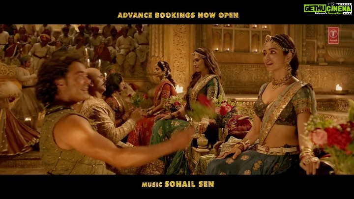 Kriti Kharbanda Instagram - Ab mauka hai dher saari khushi aur jashn manaane ka #Housefull4 parivaar ke saath. Tune in to #Chammo NOW! #SajidNadiadwala @akshaykumar @riteishd @iambobbydeol @kritisanon @hegdepooja @farhadsamji @wardakhannadiadwala @foxstarhindi @nadiadwalagrandson @tseries.official @sohailsen @shreyghoshal @sukhwindersinghofficial @iamshadabfaridi