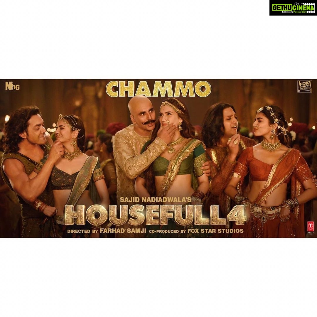 Kriti Kharbanda Instagram - Ab mauka hai dher saari khushi aur jashn manaane ka #Housefull4 parivaar ke saath. Tune in to #Chammo NOW! #SajidNadiadwala @akshaykumar @riteishd @iambobbydeol @kritisanon @hegdepooja @farhadsamji @wardakhannadiadwala @foxstarhindi @nadiadwalagrandson @tseries.official @sohailsen @shreyghoshal @sukhwindersinghofficial @iamshadabfaridi